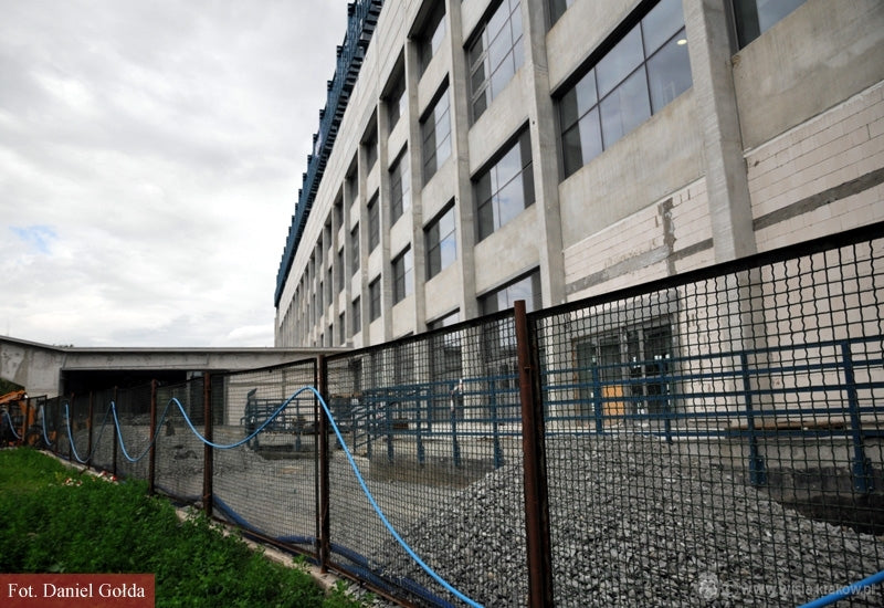 Asfaltowanie przed trybuną — archiwum Wisły Kraków