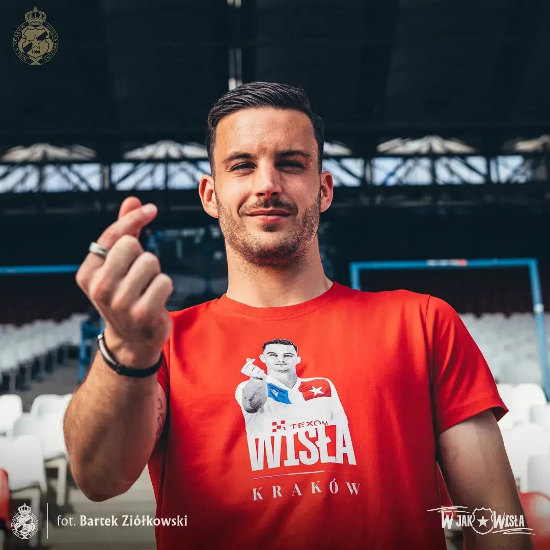 T-shirt Ángel Rodado #AR9 „Pozytywne Wariat” - czerwony Official FanShop - TS Wisła Kraków SA