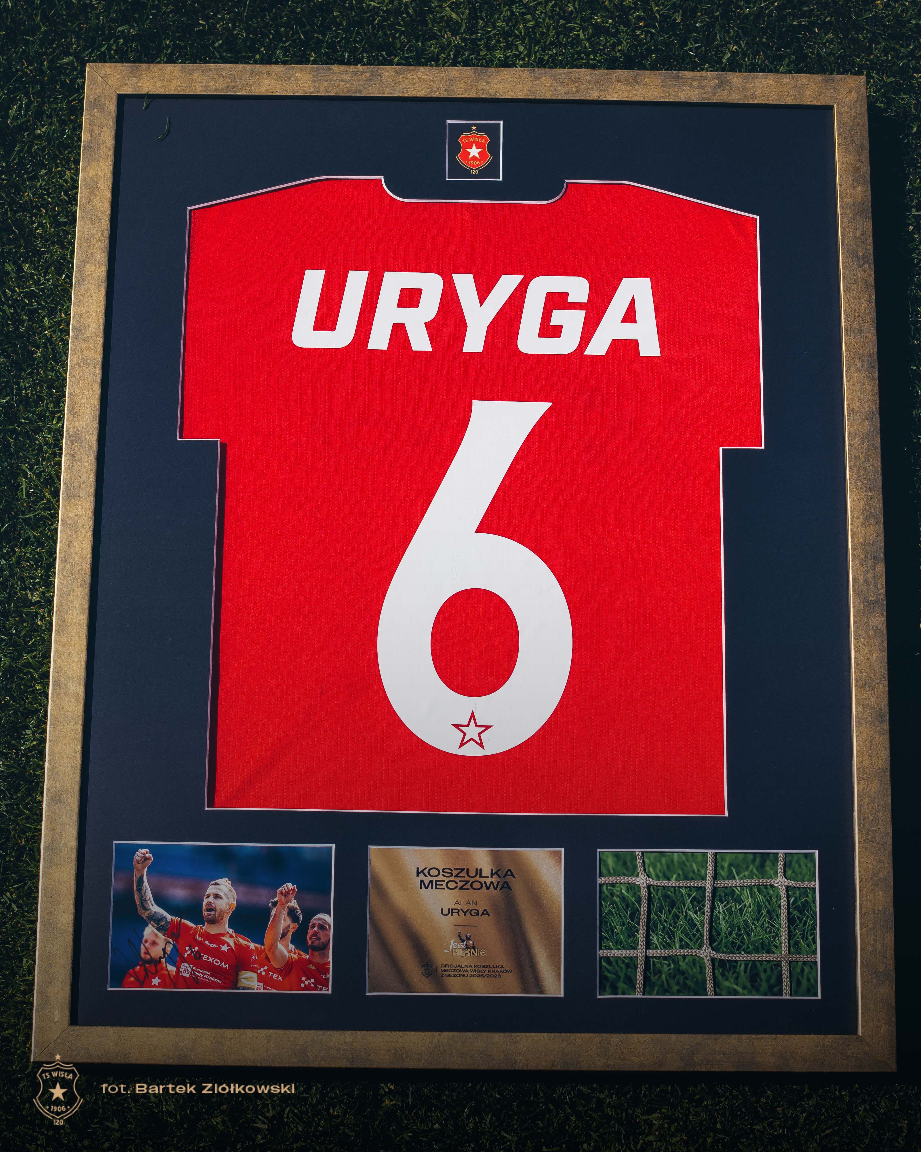 Licytacja: Rama kolekcjonerska – Alan Uryga (kapitan) | Wisła Kraków - Official FanShop - TS Wisła Kraków SA
