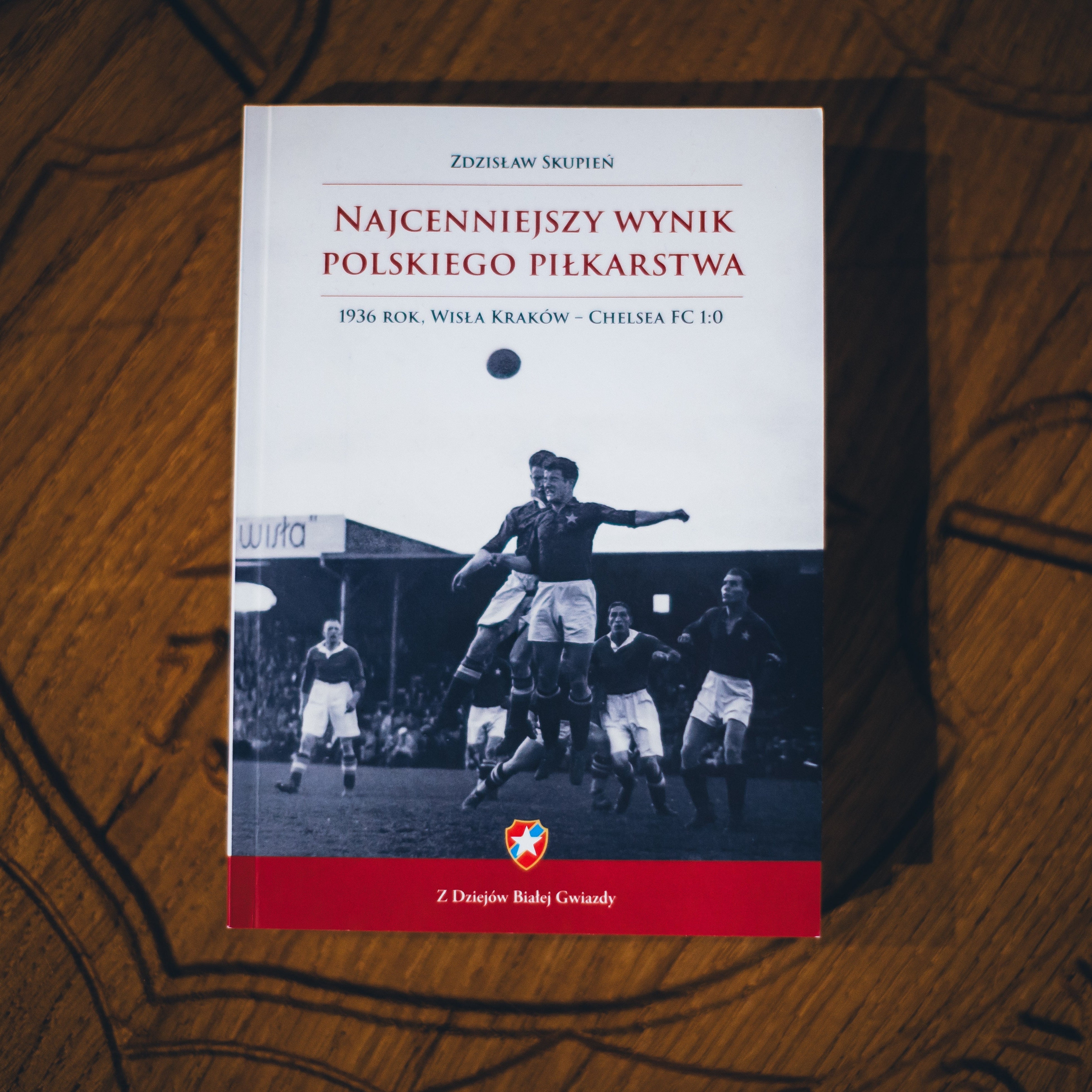Książka Najcenniejszy wynik Polskiego piłkarstwa: 1936 rok, Wisła Kraków – Chelsea FC 1:0 - Wisła Kraków® Official Platform