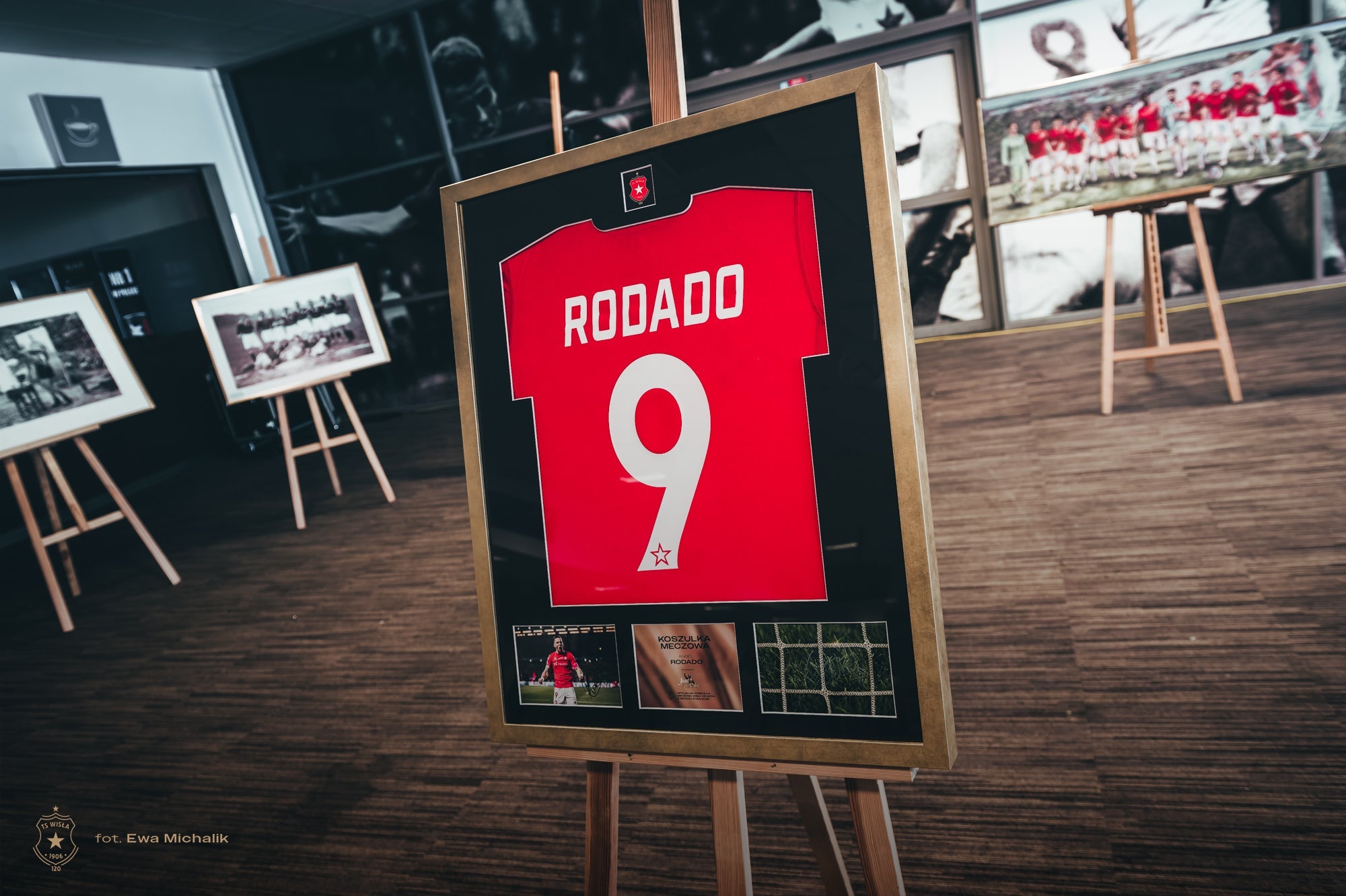 Licytacja: Rama kolekcjonerska – Ángel Rodado #9 (czerwona) | Wisła Kraków - Official FanShop - TS Wisła Kraków SA