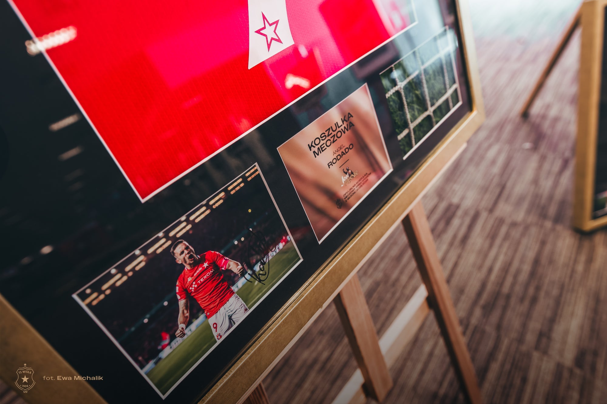Licytacja: Rama kolekcjonerska – Ángel Rodado #9 (czerwona) | Wisła Kraków - Official FanShop - TS Wisła Kraków SA