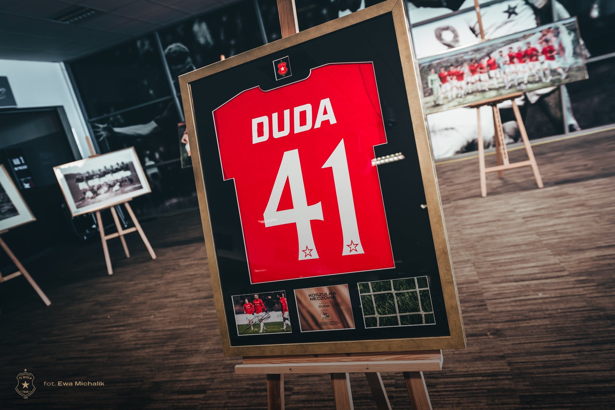 Rama kolekcjonerska – Kacper Duda #41 (czerwona) | Wisła Kraków - Official FanShop - TS Wisła Kraków SA