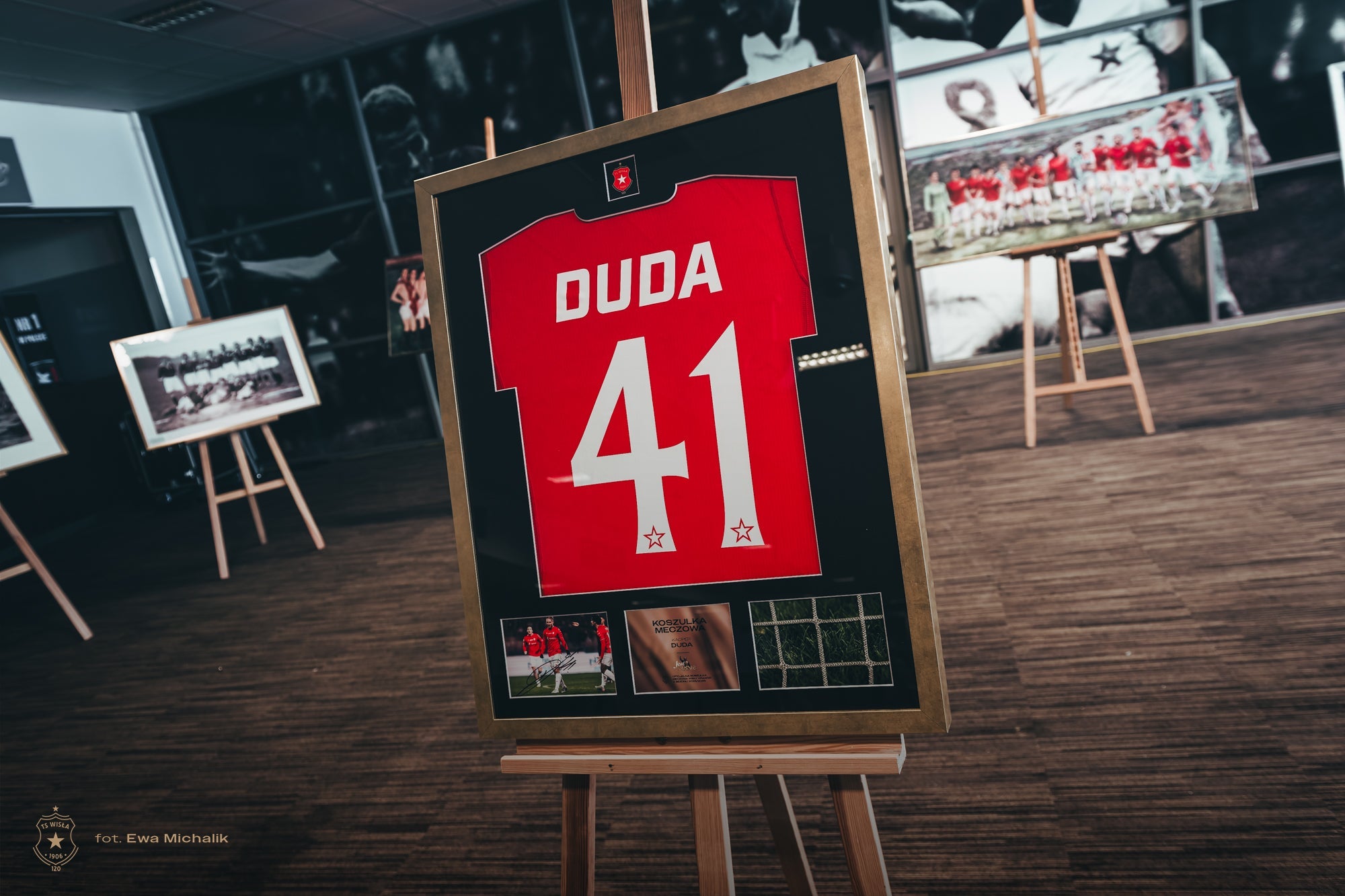 Rama kolekcjonerska – Kacper Duda #41 (czerwona) | Wisła Kraków - Official FanShop - TS Wisła Kraków SA