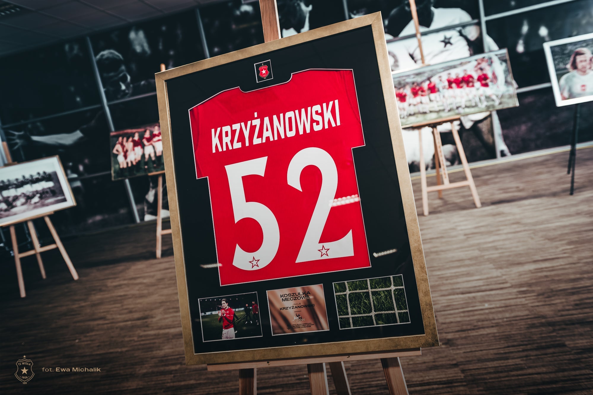Licytacja: Rama kolekcjonerska – Jakub Krzyżanowski #52 (czerwona) | Wisła Kraków - Official FanShop - TS Wisła Kraków SA