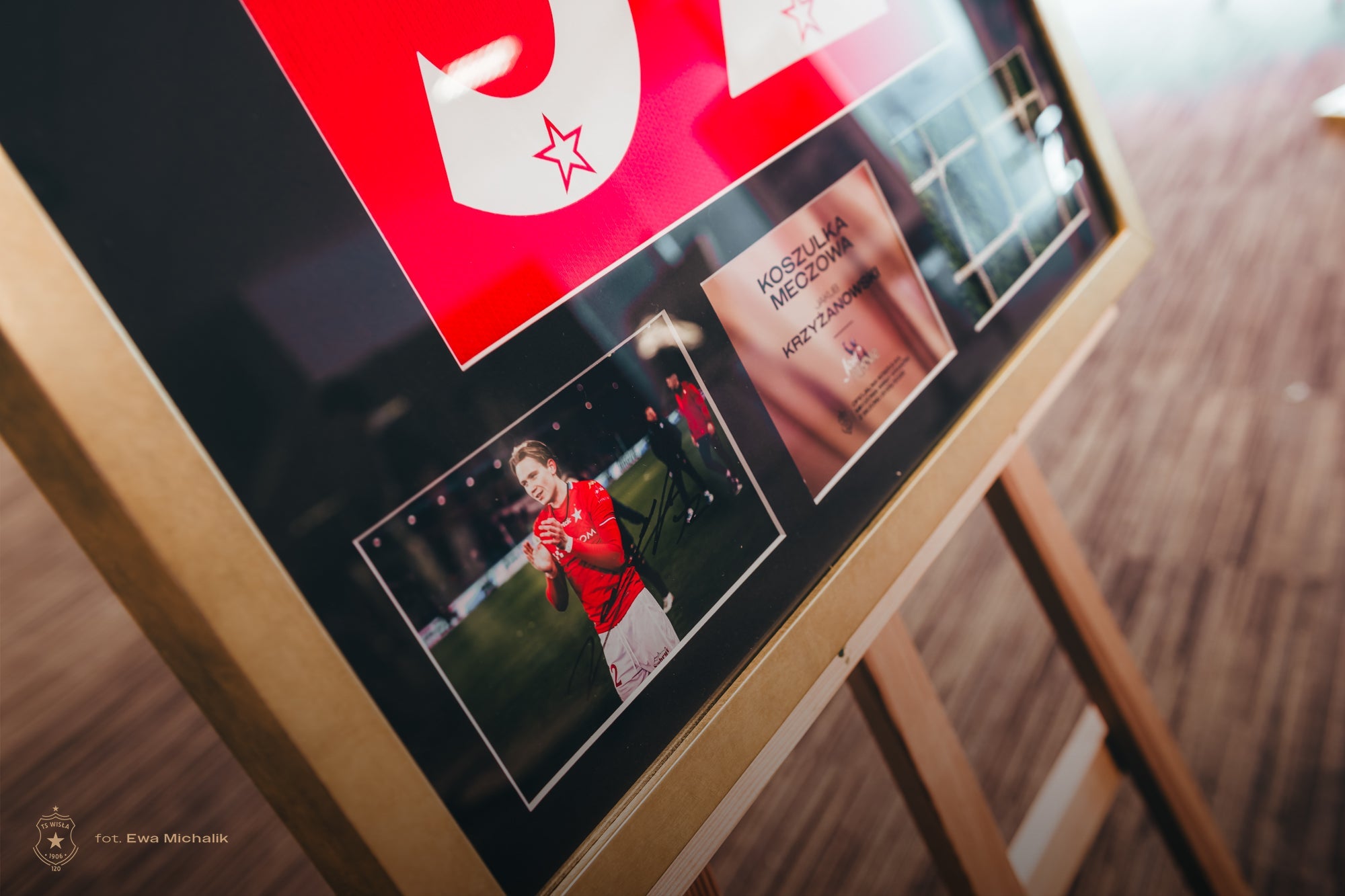 Licytacja: Rama kolekcjonerska – Jakub Krzyżanowski #52 (czerwona) | Wisła Kraków - Official FanShop - TS Wisła Kraków SA