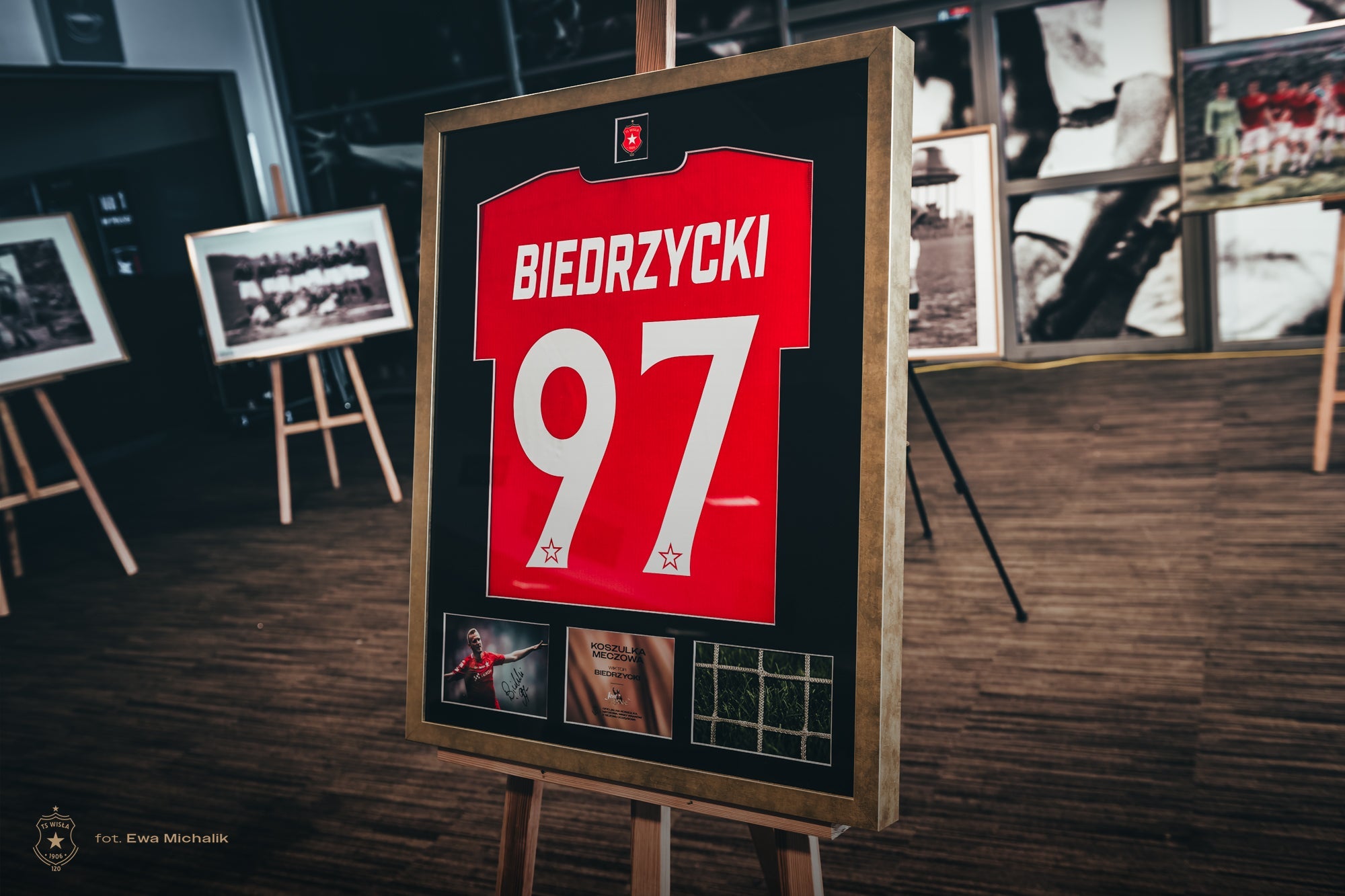 Licytacja: Rama kolekcjonerska – Wiktor Biedrzycki #97 (czerwona) | Wisła Kraków - Official FanShop - TS Wisła Kraków SA
