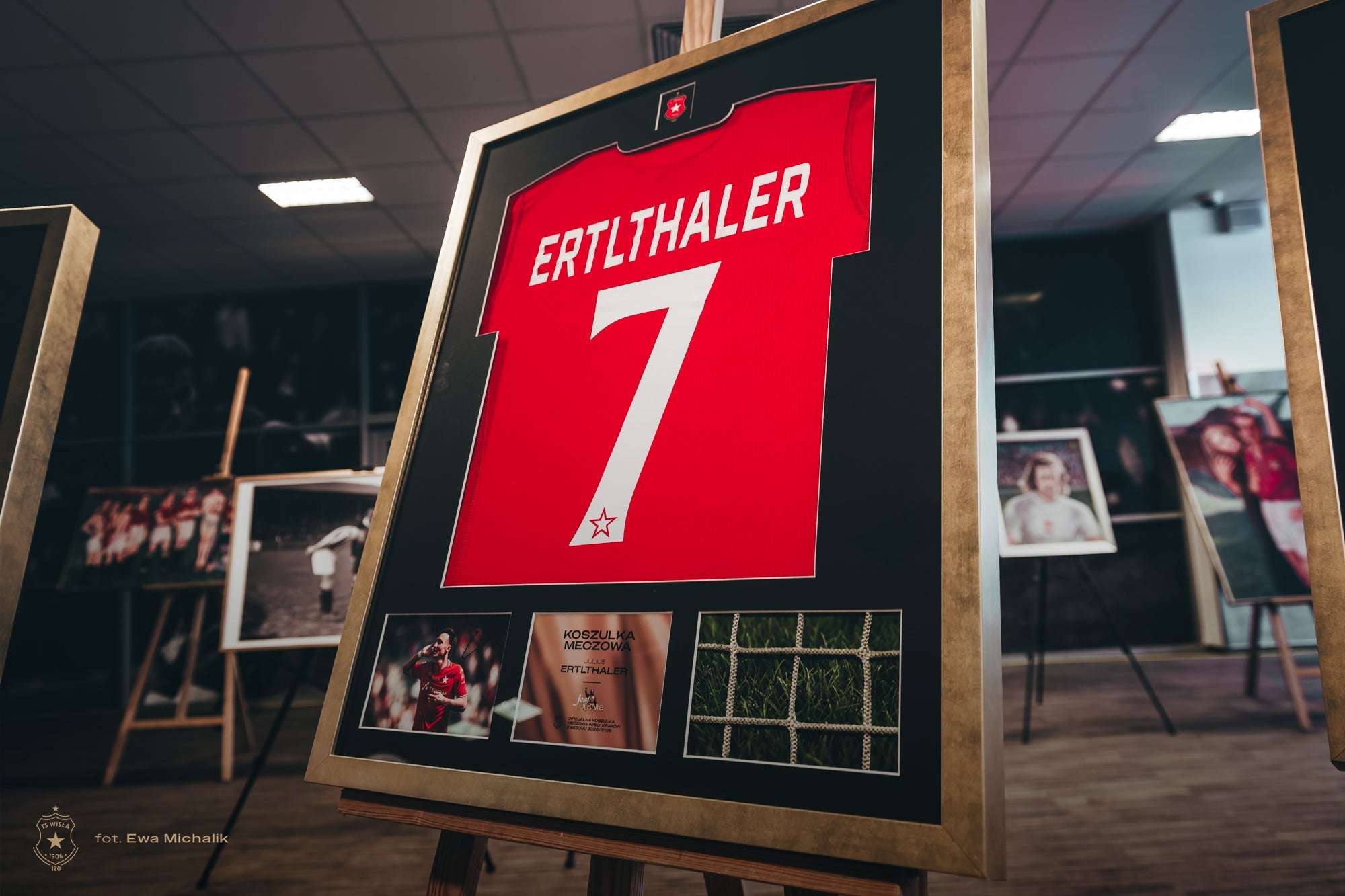 Rama kolekcjonerska – Julius Ertlthaler #7 (czerwona) | Wisła Kraków - Official FanShop - TS Wisła Kraków SA