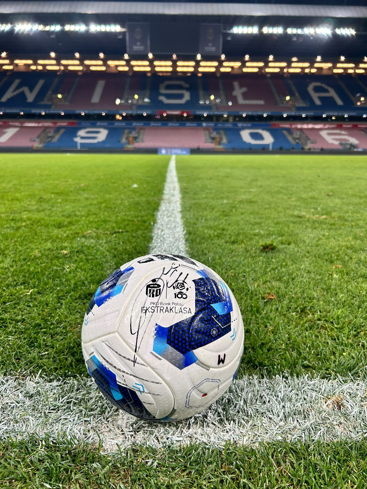 MATCH WORN | Wisła Kraków - Raków Częstochowa | Piłka z autografem Kacpra Dudy - TS Wisła Kraków 1906 - Przestrzeń Białej Gwiazdy