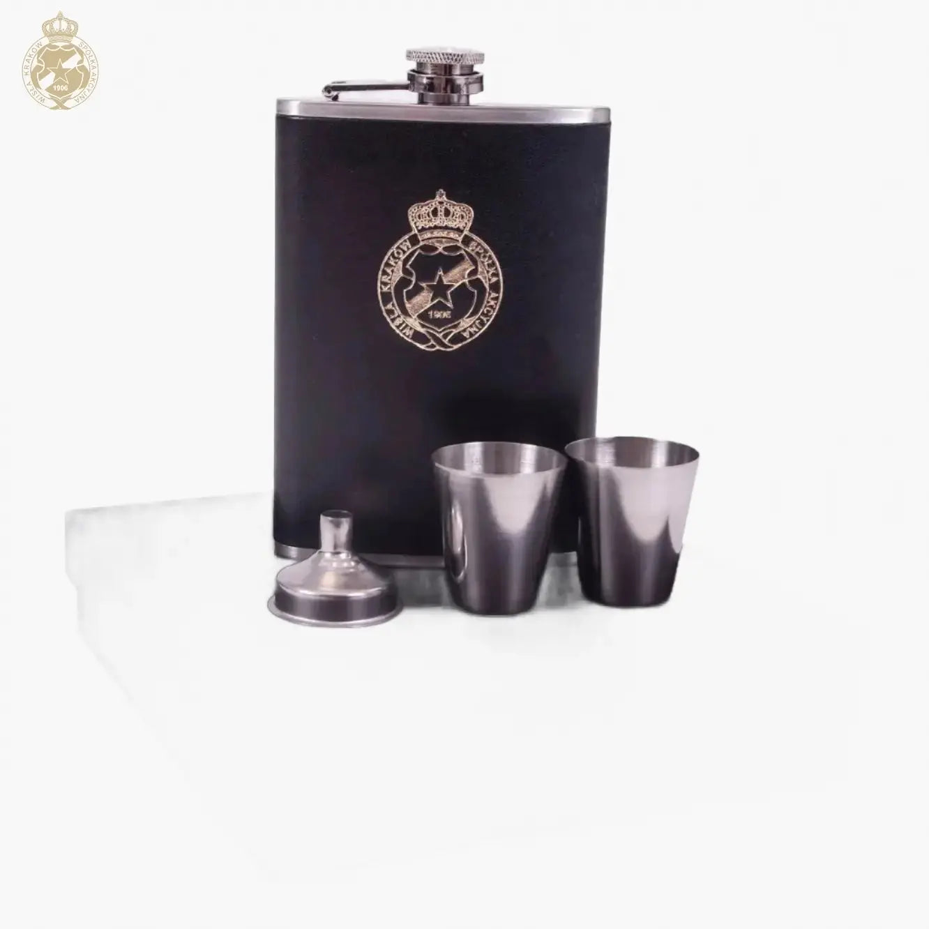 Piersiówka skórzana Herb - czarna Official FanShop - TS Wisła Kraków SA